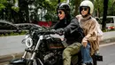 <p>Mereka berdua motorang hingga keliling menyusuri jalanan Jakarta dengan motor gede warna hitam. Perempuan biasa disapa Caca itu mengenakan helm putih, sedangkan Dian mengenakan helm dan kaca mata hitam. [Instagram/natasharizkynew/gradykayzel]</p>