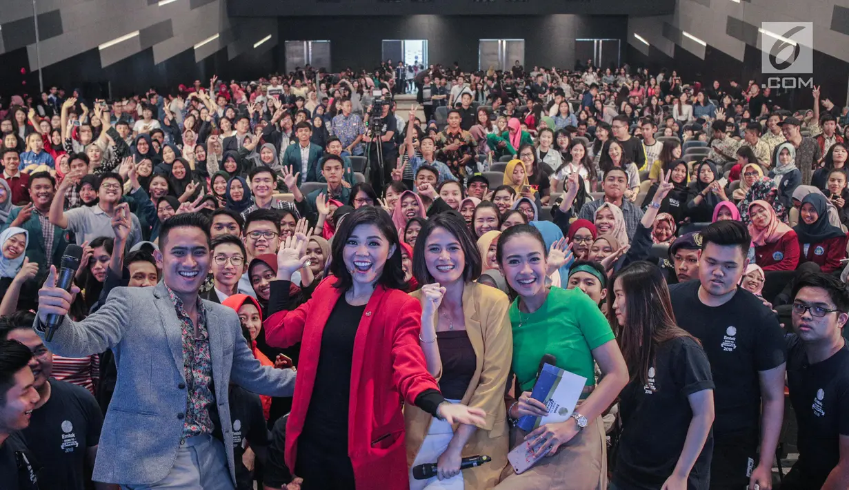 Merry Riana foto bersama peserta EGTC 2018 di Universitas Kristen Petra Surabaya, Jawa Timur, Kamis (15/11). Merry Riana membagikan kisahnya meraih sukses dengan berbagai cara, seperti menjadi pembicara di acara tersebut. (Liputan6.com/Faizal Fanani)