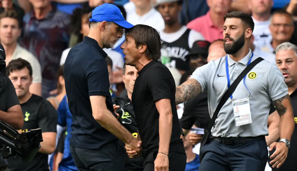 Merasa ada makna lain dari jabat tangan tersebut, Conte pun kembali menghampiri Tuchel. Ekspresi marah dari kedua pelatih tersebut tak dapat dihindarkan. (AFP/Glyn Kirk)