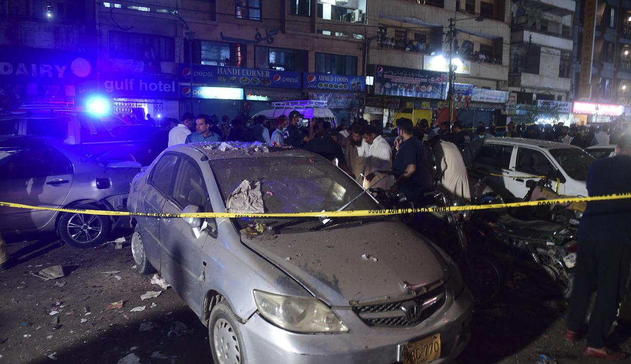 Petugas keamanan memeriksa lokasi setelah ledakan bom, di Karachi pada 12 Mei 2022. Satu orang tewas dan 12 terluka dalam ledakan bom akhir 12 Mei 2022 di Karachi, kata polisi, hanya dua minggu setelah serangan bunuh diri oleh sebuah kelompok separatis Pakistan membunuh empat orang di kota yang sama. (AFP/Asif Hassan)