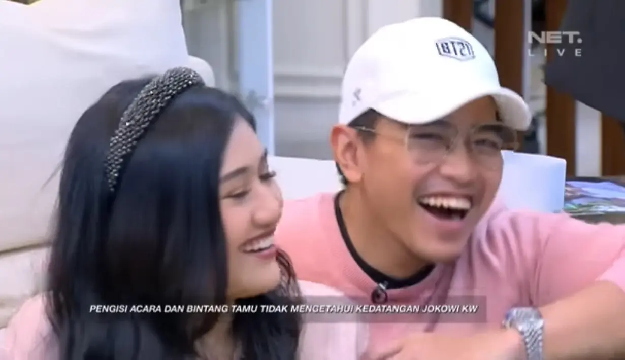 Melihat kedatangan Jokowi KW, Erina dan Kaesang tampak tak berhenti ketawa. Keduanya tampak ngakak melihat dari dekat Jokowi KW. [Youtube/Ini Talk Show]