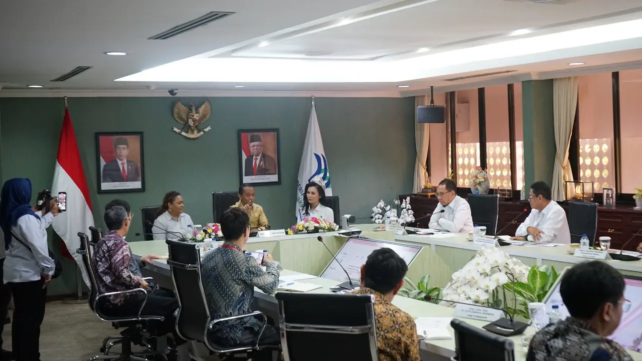 Putri Otonomi Indonesia (POI) 2023 Elisha Lumintang hadir di Kantor Kementerian Investasi/Badan Koordinasi Penanaman Modal (BKPM) untuk mendapatkan pengalaman menjabat sebagai Menteri Investasi/Kepala BKPM selama sehari pada Senin (11/9/2023).