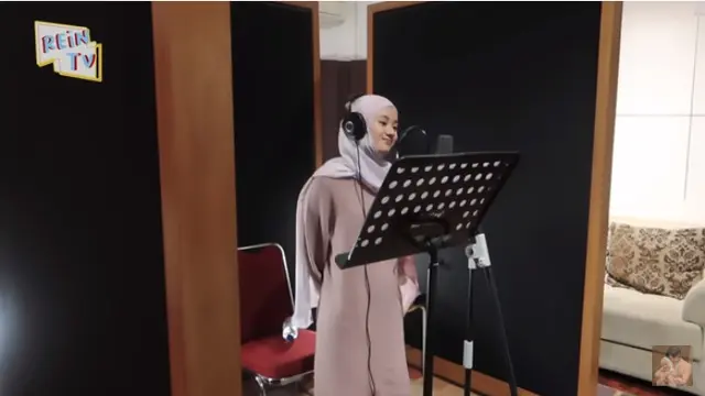 Pertama Kali Nyanyi Bareng, Ini 6 Momen Dinda Hauw dan Rey Mbayang saat Rekaman