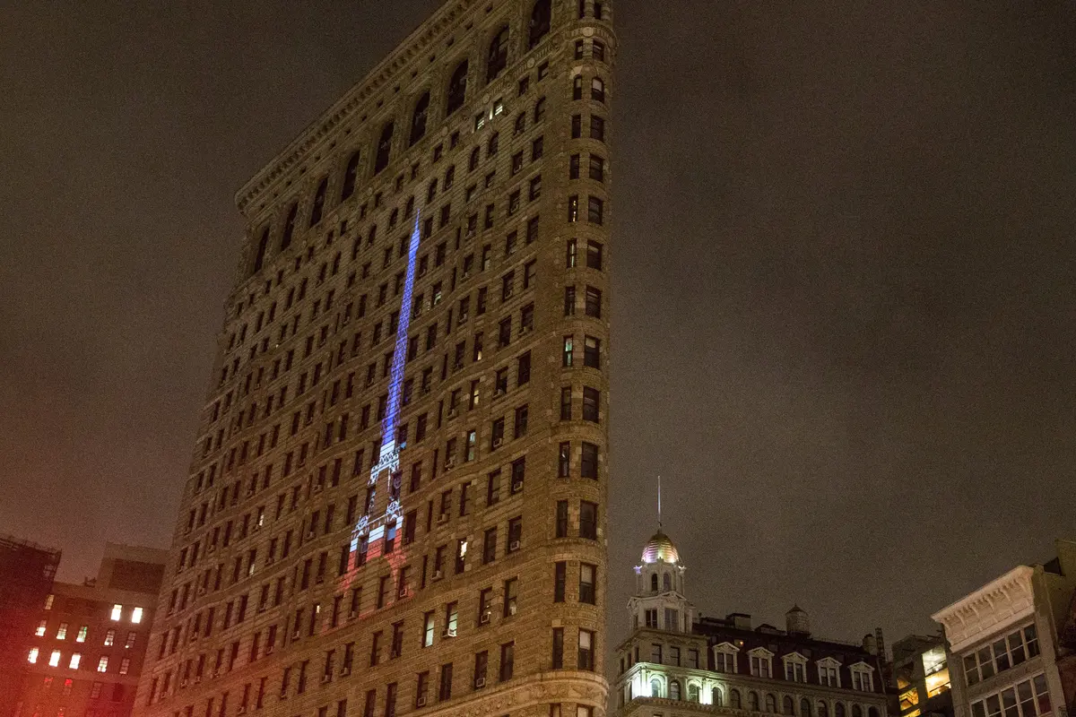 20151118-Bentuk Solidaritas Paris, Proyeksi Menara Eiffel Tampil di New York