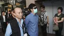 Polisi Hong Kong mengamankan seorang staff saat razia di kantor Uber Inc, Selasa (11/8/2015). Dalam razia ini polisi mengamankan 5 orang yang tertangkap basah memberikan jasa pelayanan sebagai sopir taxi dengan kendaraan ilegal. (REUTERS/Apple Daily)