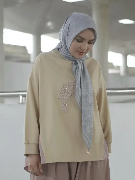 Tampil casual dengan sweater warna eartone dipaduka dengan hijab berwarna lebih berani. @riamiranda