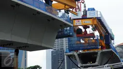 Pembangunan bentangan jembatan box girder untuk flyover simpang susun Semanggi, Selasa (7/3). Secara keseluruhan akan terpasang 295 box girder di Simpang Susun Semanggi. (Liputan6.com/Helmi Fithriansyah)
