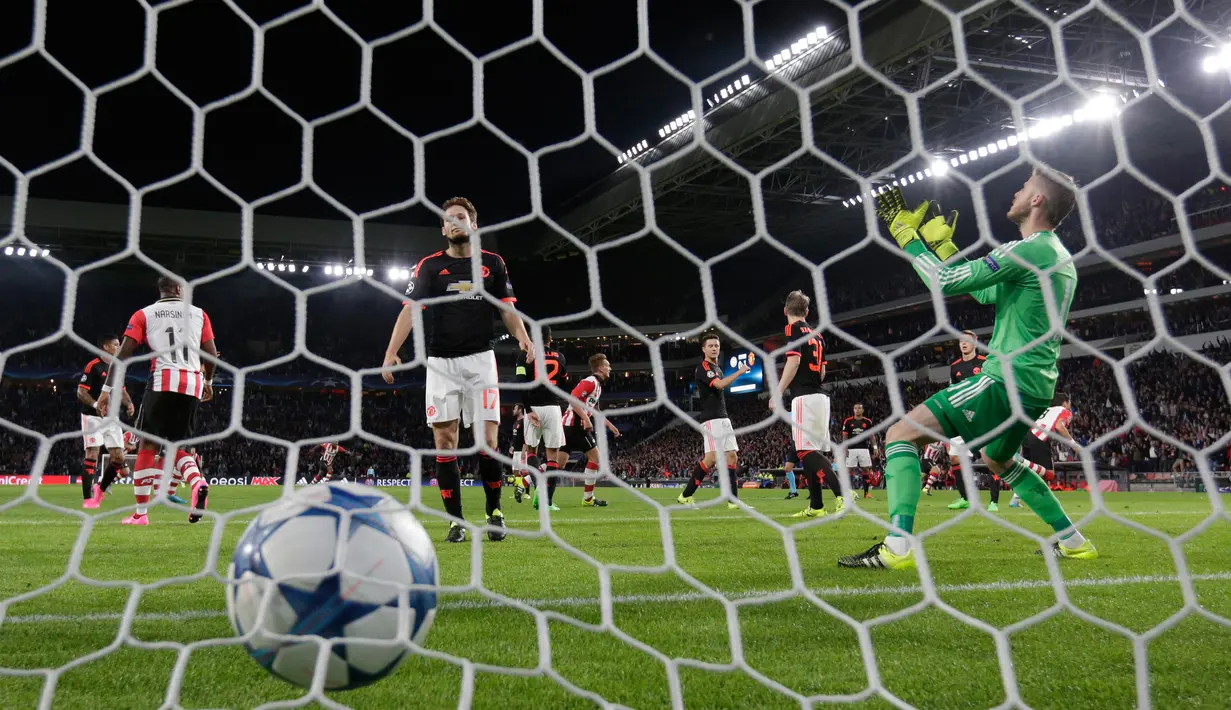 Kiper MU, David De Gea gagal menghalau bola sundulan bek PSV, Hector Moreno pada laga penyisihan grup B Liga Champions di Stadion Philips, Belanda (16/9/2015). PSV menang atas MU dengan skor 2-1. (Reuters/Michael Kooren)