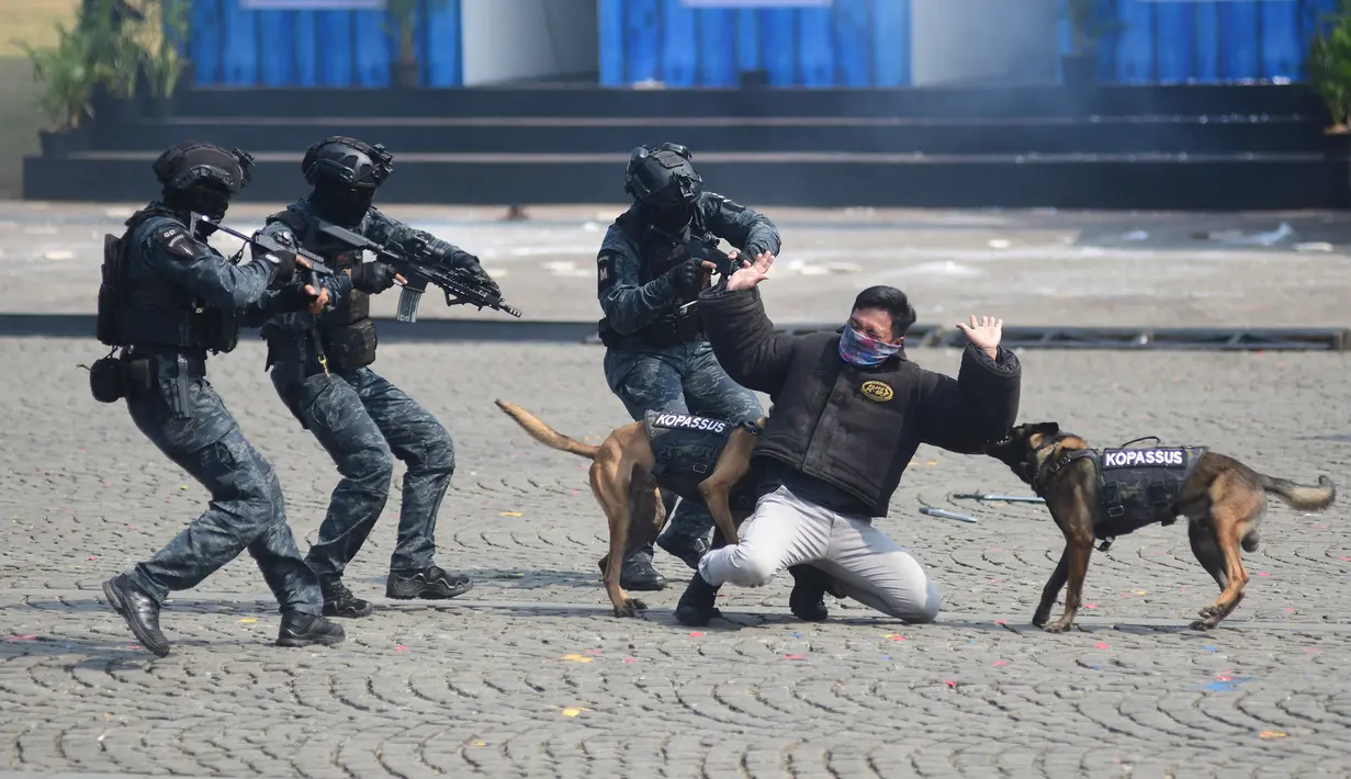 Berdasar keterangan dari Kepala Pusat Penerangan (Kapuspen) Mabes TNI Mayor Jenderal TNI (Mar) Freddy Ardianzah, sebanyak 1.047 alat utama sistem senjata (alutsista) ditampillan dalam acara perayaan HUT ke-80 TNI. (merdeka.com/Arie Basuki)