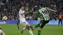 Bek Real Betis, Luiz Felipe (kanan) berebut bola dengan gelandang Real Madrid, Dani Ceballos selama pertandingan La Liga Spanyol di stadion Benito Villamarin di Seville, Senin (6/3/2023). Hasil ini membuat Madrid tertahan di peringkat kedua LaLiga dengan 53 poin dari 24 pertandingan. (AFP/CRISTINA QUICLER)