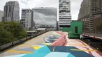 Mural terlihat di atap gedung dalam acara Yorkville Murals 2020 di Toronto, Kanada (29/8/2020). Dengan karya mural artistik dan implementasi aktivasi budaya, acara tahunan ini dimulai Jumat (28/8) hingga Minggu (30/8) sebagai perayaan seni publik dan gerakan mural kontemporer. (Xinhua/Zou Zheng)