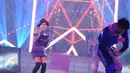 Penampilan Syahrini saat Konser Raya 22 Indosiar, Jakarta, Rabu (11/1). Gaya Syahrini yang sedikit centil membuat panggung Konser Raya semakin meriah. (Liputan6.com/Helmi Afandi)