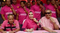 Para pemain dan pengurus klub Malaysia, Kelantan FA, bergaya kemayu dengan nuansa pink seusai menandatangi kesepakatan sponsorship dengan perusahaan kosmetik. (Kelantan FA)