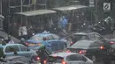 Pekerja dan pengendara berteduh saat hujan deras mengguyur kawasan Gatot Soebroto, Jakarta, Senin (11/2). Badan Meteorologi, Klimatologi, dan Geofisika (BMKG) memprediksi puncak musim hujan terjadi hingga Februari 2019. (Merdeka.com/Iqbal Nugroho)