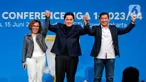 Direktur Programming SCM Harsiwi Achmad (kiri), Ketua Umum PSSI Erick Thohir (tengah), dan Direktur Utama LIB Ferry Paulus (kanan) saat press conference Liga 1 2023/2024 di Jakarta, Kamis (15/6/2023). Dalam keterangan tersebut menyebutkan Liga 1 2023/2024 dijadwalkan kick-off pada 1 Juli 2023. (Liputan6.com/Angga Yuniar)