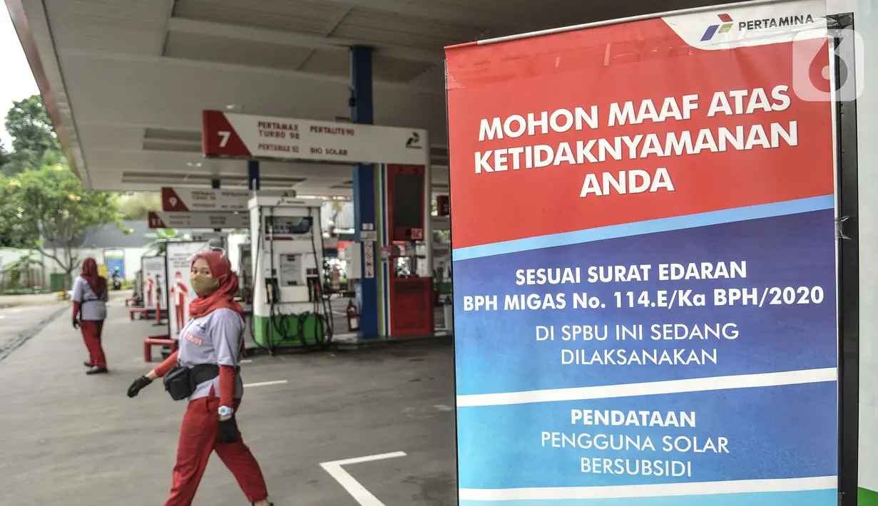 Banner informasi pendataan pengguna solar bersubsidi terlihat di dekat petugas yang tengah bekerja di salah satu SPBU di Jakarta, Rabu (17/2/2021). Kementerian ESDM juga mencatat, pemanfaatan biodiesel telah memberikan perangkat sekitar Rp38,31 triliun. (merdeka.com/Iqbal S. Nugroho)