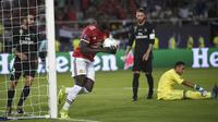 Striker Manchester United, Romelu Lukaku, merayakan gol yang dicetaknya ke gawang Real Madrid  pada laga Piala Super Eropa di Stadion Philip II, Skopje, Selasa (8/8/2017). Real Madrid menang 2-1 atas Manchester United. (AFP/Nikolay Doychinov)