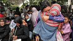 Sejumlah kerabat dan keluarga histeris sambut kedatangan jenazah kecelakaan Tanjakan Emen Kabupaten Subang di RSUD Tangsel, Ciputat, Minggu (11/2). Jenazah tiba untuk dimandikan dan disalatkan sebelum dibawa ke TPU. (Liputan6.com/Fery Pradolo)