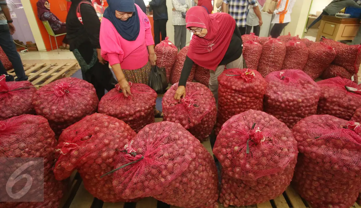 Warga memilih bawang merah yang dijual di Toko Tani Indonesia (TTI) Permanen di Pasar Minggu, Jakarta, Rabu (15/6). Di Toko Tani yang buka setiap hari hingga H-1 Idul Fitri ini bawang merah dijual Rp23.000 per kg. (Liputan6.com/Immanuel Antonius)