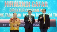 Direktur Consumer Bank BTN Hirwandi Gafar (tengah), dengan Mantan Menteri Perumahan Rakyat dan Permukiman Theo L Sambuaga (kanan) foto bersama usai menerima penghargaan The Inspiring Leader of Mortgage Banking 2022 dalam ajang Properti Indonesia Award (PIA) 2022 di Jakarta (7/9/2022). (Liputan6.com/HO)