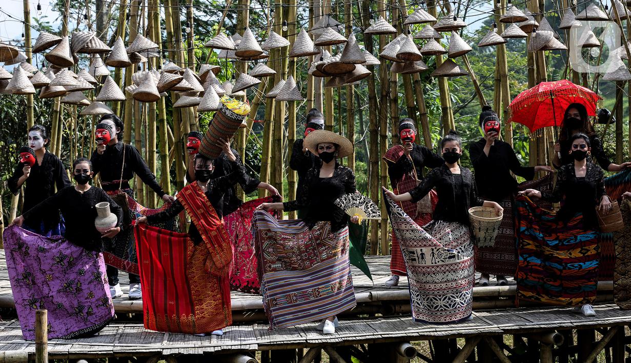 Tarian dan fashion show berlatar belakang alam di Grand Smesco Hills Cisarua, Bogor, Minggu (11/4/2021). Kegiatan Kartini Festival ini untuk mempromosikan campaign perempuan Indonesia berbudaya, berbudi pekerti luhur, dan mencintai produk lokal khas Indonesia. (Liputan6.com/JohanTallo)