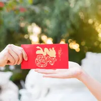 ilustrasi memberi angpao/noPPonPat/Shutterstock