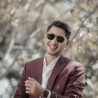 Perankan sosok konglomerat sekaligus pemilik perusahaan, Arya Saloka selalu berpenampilan necis dan cenderung formal. (Instagram/arya.saloka)