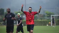Thales Lira dan Lucas Frigeri penuh senyum dalam sesi latihan Arema FC di Lapangan ARG, Kabupaten Malang, Selasa (12/03/2025) sore WIB. (Bola.com/Iwan Setiawan)
