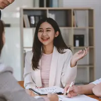 Ilustrasi perempuan sedang mengobrol. (c) Shutterstock/Amnaj Khetsamtip