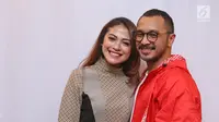 Vokalis Nidji, Giring Ganesha bersama sang istri, Cynthia Riza, di Kantor DPP PSI, Jakarta Pusat, Rabu (6/9). (Liputan6.com/Herman Zakharia)