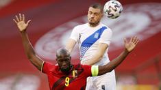 Striker Belgia, Romelu Lukaku, duel udara dengan pemain Yunani, Kyriakos Papadopoulos, pada laga uji coba di Stadion King Baudouin, Jumat (4/6/2021). Kedua tim bermain imbang 1-1. (AP/Francisco Seco)