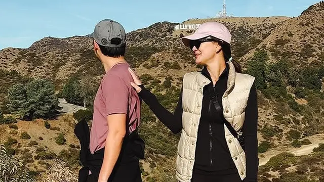 Luna MayaBerfoto di Depan Hollywood Sign, Sebelum Kebakaran di Los Angeles. [@lunamaya]