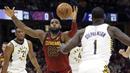Pemain Cleveland Cavaliers, LeBron James (23) kehilangan bola saat melewati pemain Indiana Pacers, Lance Stephenson (1) pada laga NBA basketball di Quicken Loans Arena, Cleveland, Kamis, (2/11/2017) pagi WIB. Cleveland kalah 107-124. (AP/Tony Dejak)