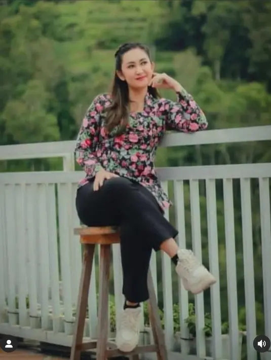 Tak hanya itu, di beberapa konten video yang diunggahnya di akun media sosialnya, Nafa Urbach juga sering unjuk gigi berbahasa Jawa yang fasih. Foto: Instagram.