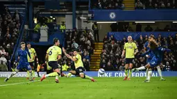Pemain Chelsea, Marc Cucurella (kanan) mencetak gol ke gawang gawang Southampton dalam laga lanjutan Liga Inggris 2024/2025 di Stamford Bridge, London, Rabu (26/02/2025) WIB. (AFP/Justin Tallis)
