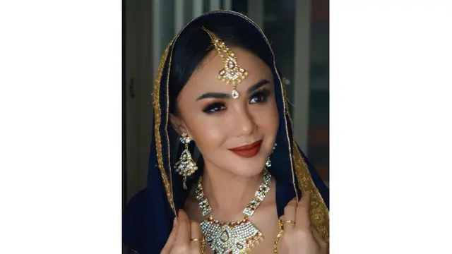 6 Gaya Yuni Shara Saat Hadiri Pesta Diwali, Cantik Pakai Sari
