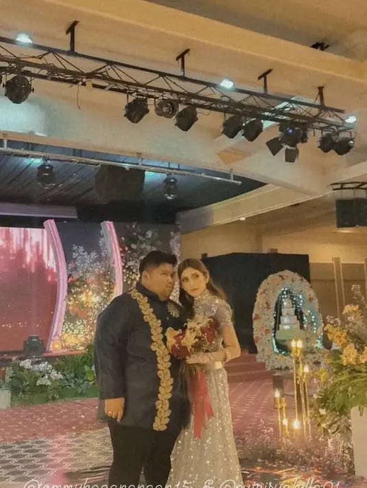 Busana resepsi kedua, Tommy dan Putri tampil dengan busana khas India. @rvn_rizky