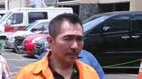 Diborgol dan Pakai Baju Tahanan, Gatot Brajamusti Terlihat Lesu