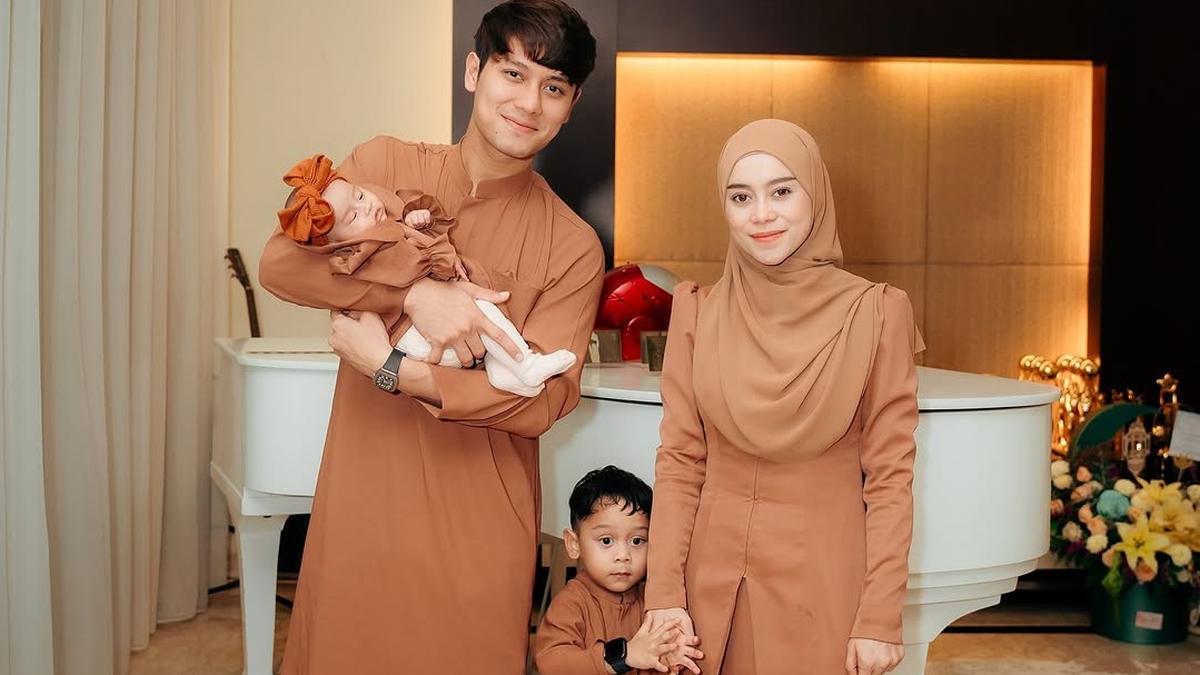 Konsisten Tampil Melayu, Intip 6 Gaya Kompak Keluarga Lesti Kejora dan Rizky Billar Pakai Sarimbit Lebaran Nuansa Earth Tone