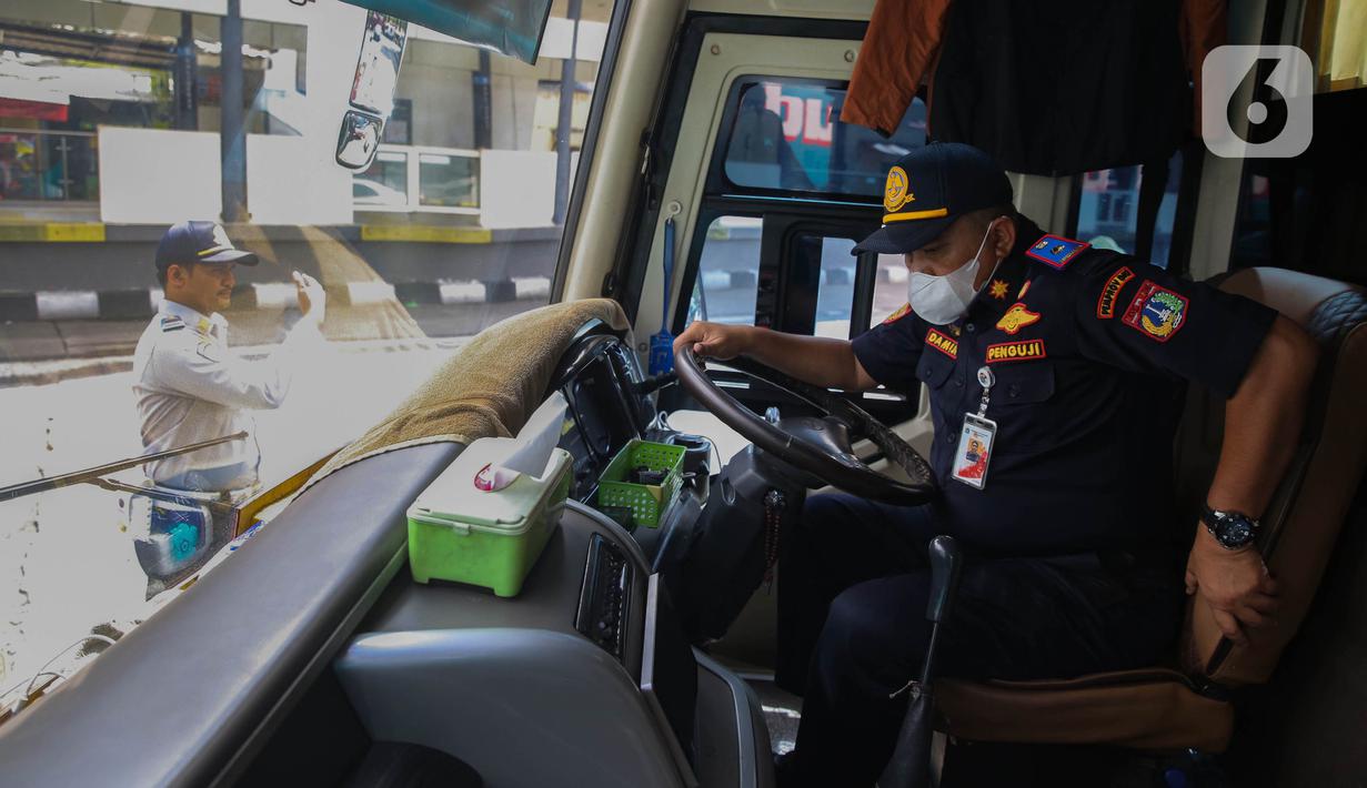 Proses ramp check untuk memastikan keamanan serta keselamatan penumpang. (Liputan6.com/Angga Yuniar)