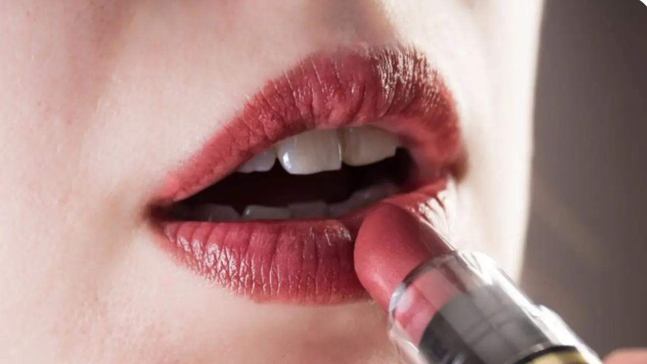 Tips Memakai Lipstik yang Salah Shade (photo by freepik.com)
