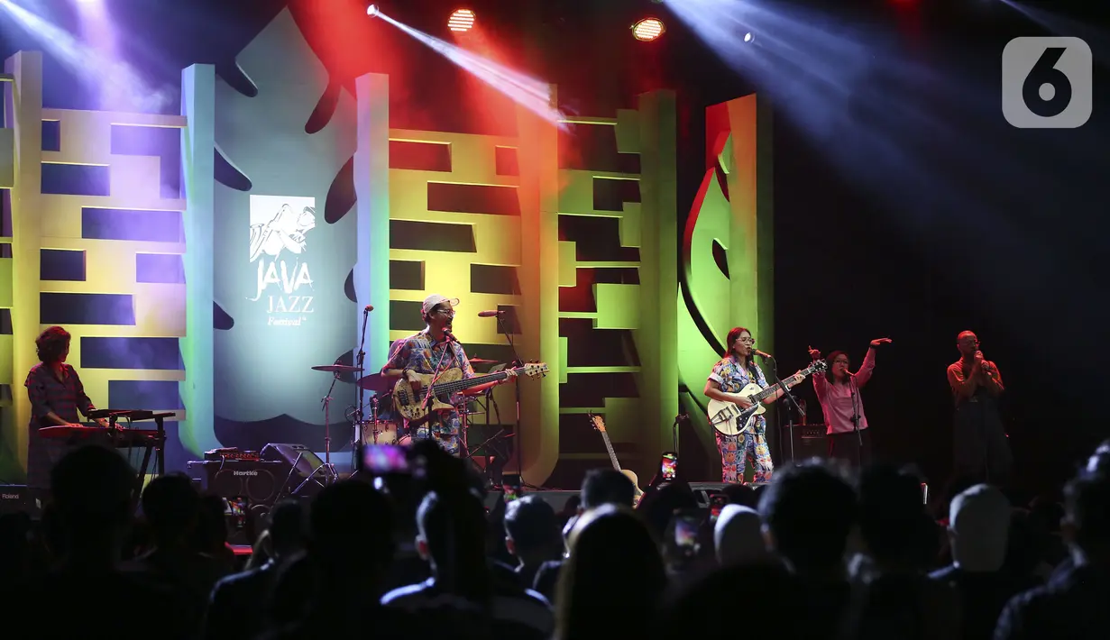 Duo musisi Endah N Rhesa tampil pada hari pertama BNI Java Jazz Festival 2022 di JIExpo Kemayoran, Jakarta, Jumat (27/5/2022). Perhelatan musik BNI Java Jazz Festival 2022 digelar pada 27-29 Mei dengan menampilkan musisi-musisi dari dalam dan luar negeri. (Liputan6.com/Johan Tallo)