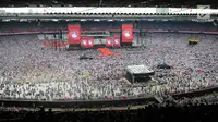 Suasana kampanye akbar Capres dan Cawapres nomor urut 01, Jokowi - Ma'ruf Amin di Stadion Gelora Bung Karno (SGBK), Jakarta, Sabtu (13/4). Kampanye akbar Kampanye akbar tersebut bertajuk konser putih bersatu. (Liputan6.com/Angga Yuniar)