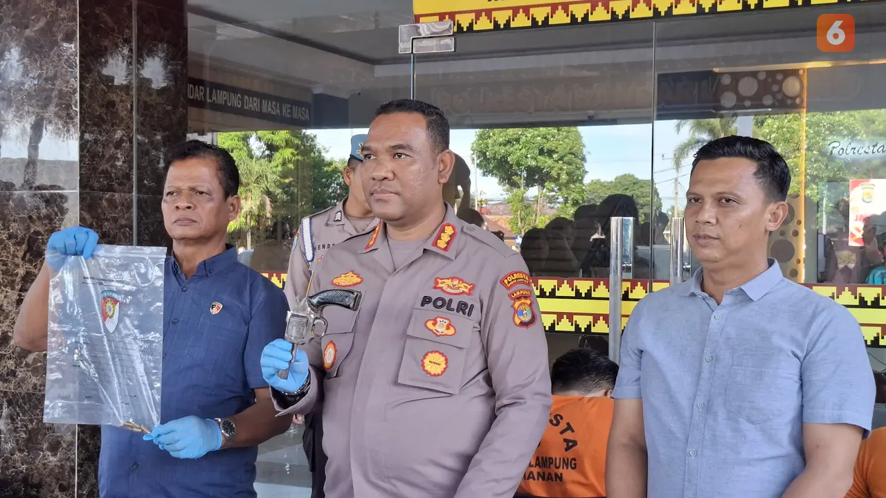 Dua pelaku spesialis pencuri sepeda motor ditembak polisi karena berusaha melawan saat ditangkap oleh petugas Satreskrim Polresta Bandar Lampung. Foto : (Liputan6.com/Ardi).