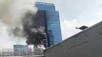 Kebakaran terjadi di lantai 7 Menara K-Link Jakarta, Jalan Gatot Subroto, Setiabudi, Jakarta Selatan, Sabtu (15/7/2023) pagi. (Foto: Tangkapan Layar).