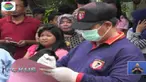 Oleh petugas, seluruh jenazah dikeluarkan dari ruang autopsi dan diserahkan kepada keluarga.