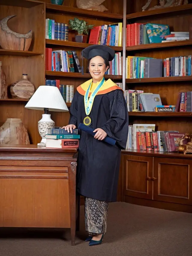 6 Potret Wisuda Novita Eka Afriana Anak Tukul Arwana yang Jarang Tersorot