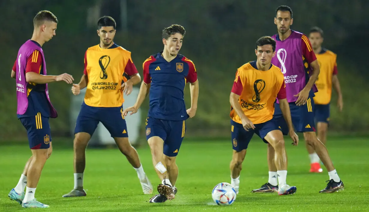 <p>Pemain Spanyol (dari kiri) Dani Olmo, Carlos Soler, Gavi, Hugo Guillamon dan Sergio Busquets berlatih dalam sesi latihan di Universitas Qatar, Doha, Qatar, Senin (5/12/2022). Spanyol akan melawan Maroko di babak 16 besar Piala Dunia 2022. (AP Photo/Julio Cortez)</p>