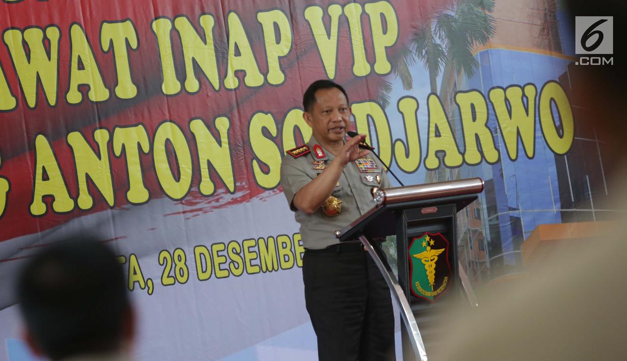 Kapolri Jenderal Tito Karnavian memberi sambutan pada peresmian gedung baru di RS Polri, Jakarta, Kamis (28/12). Tito mengatakan pengembangan sarana rumah sakit merupakan bagian dari mensejahterakan anggota Polri. (Liputan6.com/Faizal Fanani)