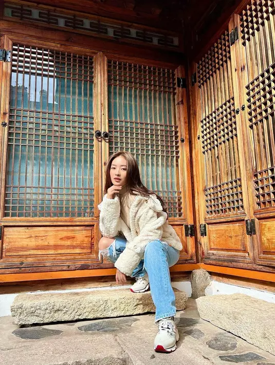 Kali ini, ia tampil bergaya tomboy memadukan knit top, jaket, ripped jeans, dan sneakers. (Instagram/natashawilona12).